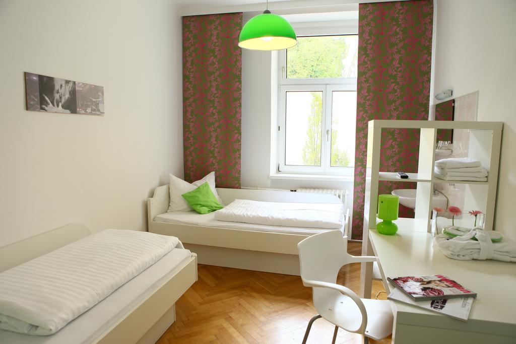 Hostel & Guesthouse Kaiser 23 Vienna Room photo
